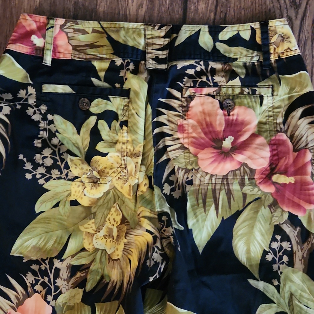 TOMMY BAHAMA Vintage Black Floral Crop Pant 4 - Picture 6 of 6